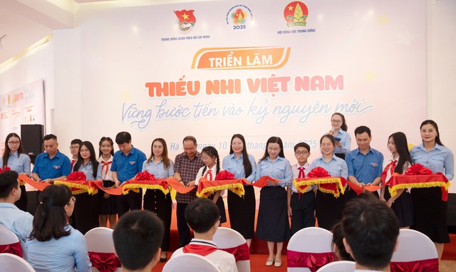 Khai mạc triển lãm "Thiếu nhi Việt Nam vững bước tiến vào kỷ nguyên mới"- Ảnh 1. Khai mạc triển lãm "Thiếu nhi Việt Nam vững bước tiến vào kỷ nguyên mới"- Ảnh 1.