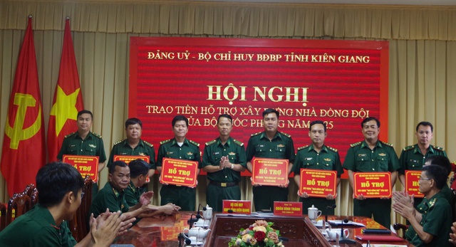 BĐBP tỉnh Kiên Giang: Tổ chức trao tiền hỗ trợ xây dựng “Nhà Đồng đội” năm 2025- Ảnh 2. BĐBP tỉnh Kiên Giang: Tổ chức trao tiền hỗ trợ xây dựng “Nhà Đồng đội” năm 2025- Ảnh 2.