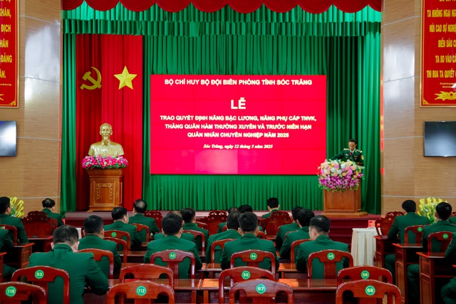 BĐBP tỉnh Sóc Trăng trao quyết định nâng lương, thăng quân hàm QNCN năm 2025- Ảnh 1. BĐBP tỉnh Sóc Trăng trao quyết định nâng lương, thăng quân hàm QNCN năm 2025- Ảnh 1.
