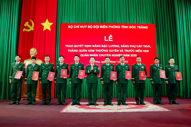 BĐBP tỉnh Sóc Trăng trao quyết định nâng lương, thăng quân hàm QNCN năm 2025- Ảnh 2. BĐBP tỉnh Sóc Trăng trao quyết định nâng lương, thăng quân hàm QNCN năm 2025- Ảnh 2.