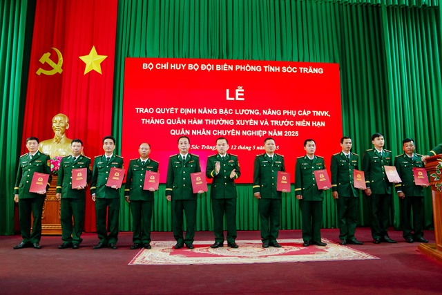 BĐBP tỉnh Sóc Trăng trao quyết định nâng lương, thăng quân hàm QNCN năm 2025- Ảnh 3. BĐBP tỉnh Sóc Trăng trao quyết định nâng lương, thăng quân hàm QNCN năm 2025- Ảnh 3.