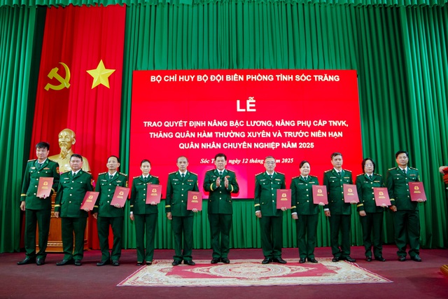 BĐBP tỉnh Sóc Trăng trao quyết định nâng lương, thăng quân hàm QNCN năm 2025- Ảnh 4. BĐBP tỉnh Sóc Trăng trao quyết định nâng lương, thăng quân hàm QNCN năm 2025- Ảnh 4.