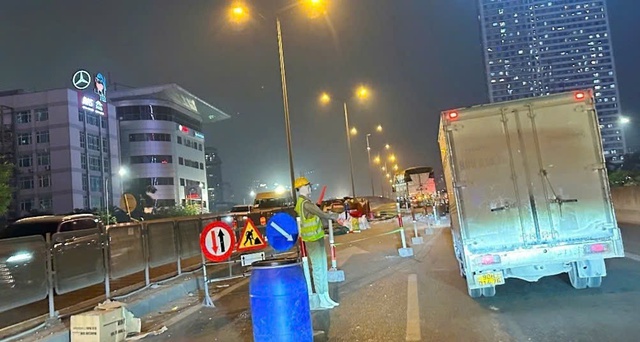 Hà Nội: Cấm toàn bộ phương tiện đi đường trên cao Vành đai 3 hướng Big C - Mai Dịch- Ảnh 1. Hà Nội: Cấm toàn bộ phương tiện đi đường trên cao Vành đai 3 hướng Big C - Mai Dịch- Ảnh 1.