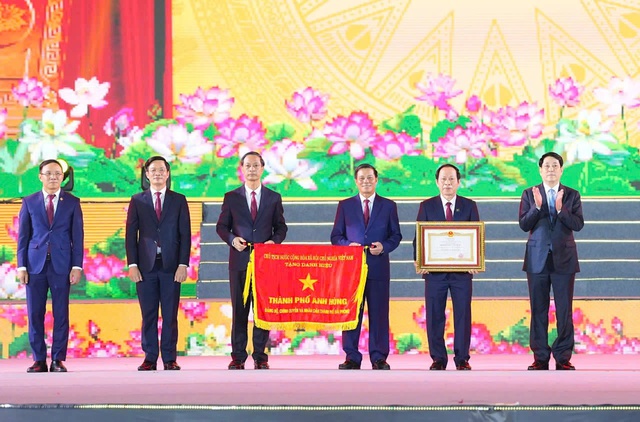 Hải Phòng đón nhận danh hiệu “Thành phố Anh hùng”- Ảnh 1. Hải Phòng đón nhận danh hiệu “Thành phố Anh hùng”- Ảnh 1.