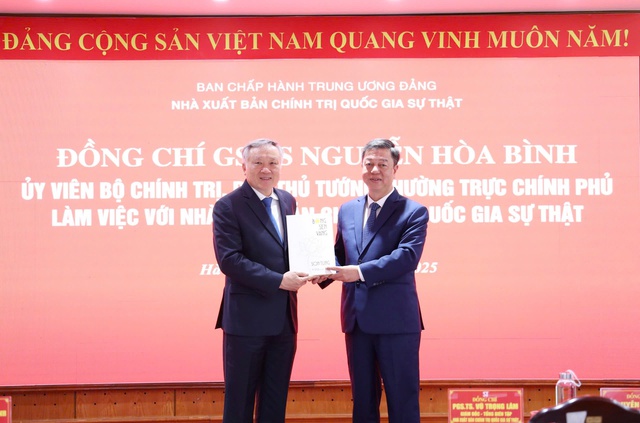 Hà Nội: NXB Chính trị quốc gia Sự thật ra mắt Tủ sách điện tử Chủ tịch Hồ Chí Minh- Ảnh 5. Hà Nội: NXB Chính trị quốc gia Sự thật ra mắt Tủ sách điện tử Chủ tịch Hồ Chí Minh- Ảnh 5.