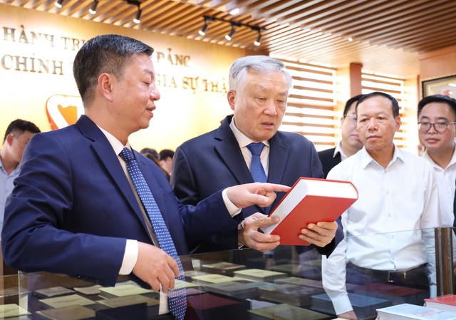 Hà Nội: NXB Chính trị quốc gia Sự thật ra mắt Tủ sách điện tử Chủ tịch Hồ Chí Minh- Ảnh 3. Hà Nội: NXB Chính trị quốc gia Sự thật ra mắt Tủ sách điện tử Chủ tịch Hồ Chí Minh- Ảnh 3.