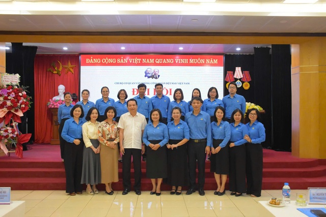 Công đoàn Dệt May Việt Nam: Vững bước dưới cờ Đảng - Xây dựng chi bộ vững mạnh- Ảnh 4. Công đoàn Dệt May Việt Nam: Vững bước dưới cờ Đảng - Xây dựng chi bộ vững mạnh- Ảnh 4.