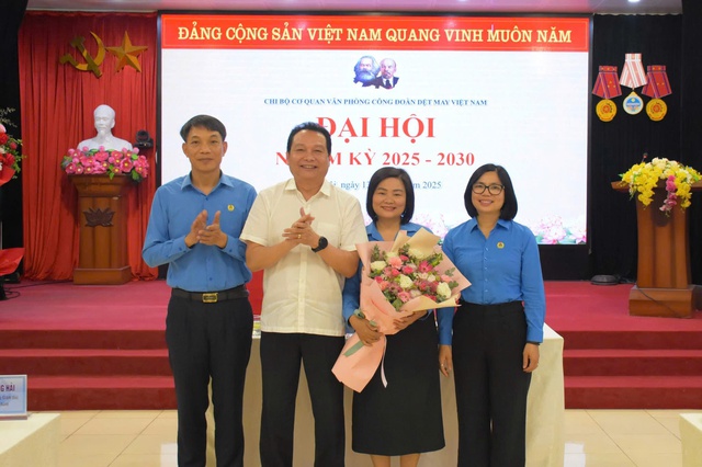 Công đoàn Dệt May Việt Nam: Vững bước dưới cờ Đảng - Xây dựng chi bộ vững mạnh- Ảnh 3. Công đoàn Dệt May Việt Nam: Vững bước dưới cờ Đảng - Xây dựng chi bộ vững mạnh- Ảnh 3.