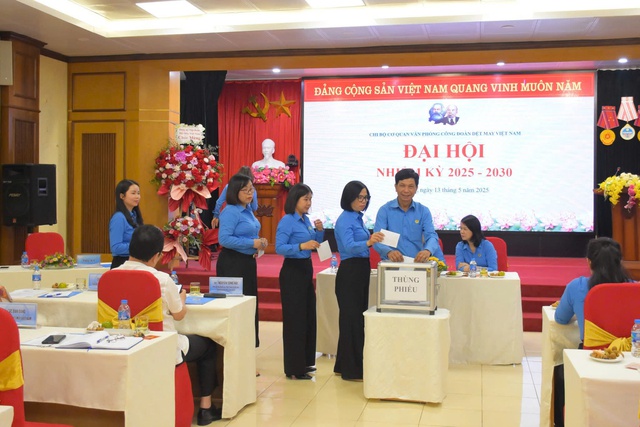 Công đoàn Dệt May Việt Nam: Vững bước dưới cờ Đảng - Xây dựng chi bộ vững mạnh- Ảnh 2. Công đoàn Dệt May Việt Nam: Vững bước dưới cờ Đảng - Xây dựng chi bộ vững mạnh- Ảnh 2.