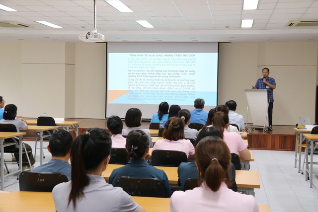 Thái Bình: Truyền thông pháp luật về An toàn giao thông cho 200 công nhân lao động- Ảnh 1. Thái Bình: Truyền thông pháp luật về An toàn giao thông cho 200 công nhân lao động- Ảnh 1.