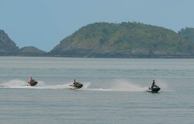 Câu chuyện phía sau màn trình diễn Jetski bắn pháo hoa trên mặt biển sắp diễn ra tại Cát Bà- Ảnh 4. Câu chuyện phía sau màn trình diễn Jetski bắn pháo hoa trên mặt biển sắp diễn ra tại Cát Bà- Ảnh 4.