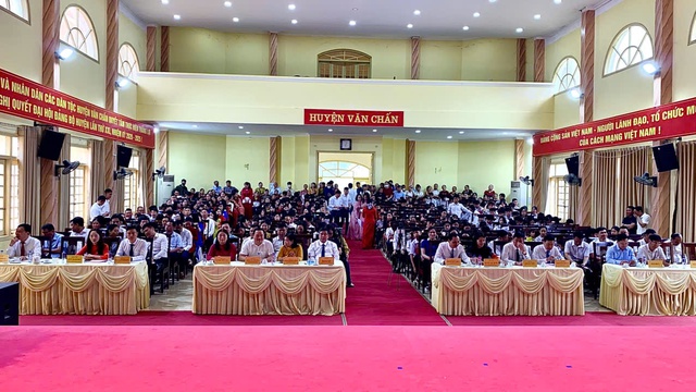 Huyện Văn Chấn: Khen thưởng học sinh, giáo viên có thành tích xuất sắc năm học 2024-2025- Ảnh 1. Huyện Văn Chấn: Khen thưởng học sinh, giáo viên có thành tích xuất sắc năm học 2024-2025- Ảnh 1.