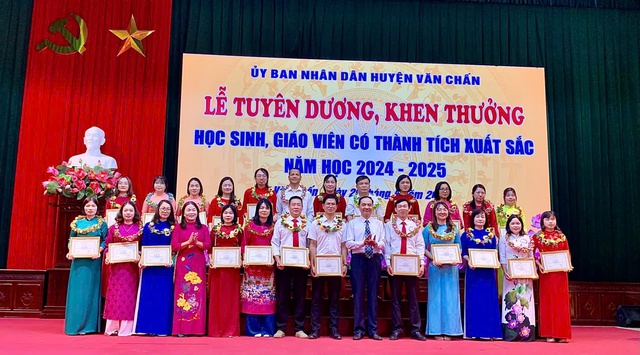 Huyện Văn Chấn: Khen thưởng học sinh, giáo viên có thành tích xuất sắc năm học 2024-2025- Ảnh 2. Huyện Văn Chấn: Khen thưởng học sinh, giáo viên có thành tích xuất sắc năm học 2024-2025- Ảnh 2.