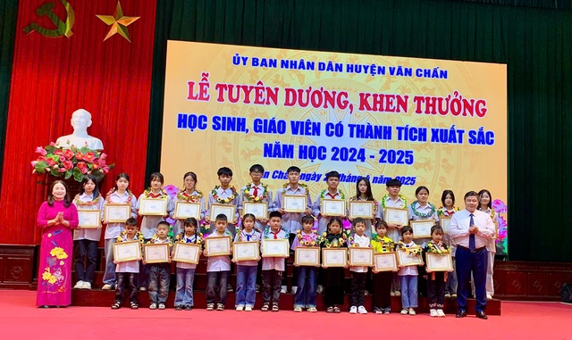 Huyện Văn Chấn: Khen thưởng học sinh, giáo viên có thành tích xuất sắc năm học 2024-2025- Ảnh 3. Huyện Văn Chấn: Khen thưởng học sinh, giáo viên có thành tích xuất sắc năm học 2024-2025- Ảnh 3.