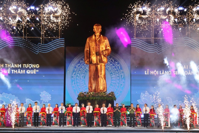 Nghệ An: Khai mạc Lễ hội Làng Sen và khánh thành Tượng đài "Bác Hồ về thăm quê"- Ảnh 3. Nghệ An: Khai mạc Lễ hội Làng Sen và khánh thành Tượng đài "Bác Hồ về thăm quê"- Ảnh 3.