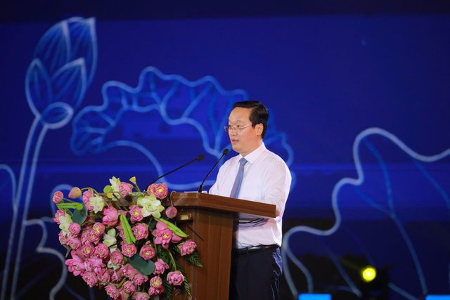 Nghệ An: Khai mạc Lễ hội Làng Sen và khánh thành Tượng đài "Bác Hồ về thăm quê"- Ảnh 4. Nghệ An: Khai mạc Lễ hội Làng Sen và khánh thành Tượng đài "Bác Hồ về thăm quê"- Ảnh 4.
