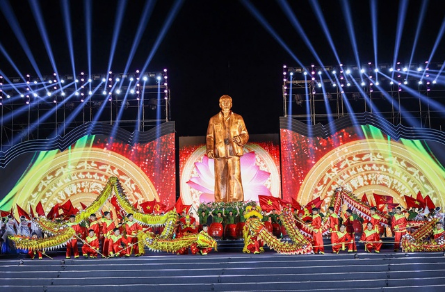 Nghệ An: Khai mạc Lễ hội Làng Sen và khánh thành Tượng đài "Bác Hồ về thăm quê"- Ảnh 6. Nghệ An: Khai mạc Lễ hội Làng Sen và khánh thành Tượng đài "Bác Hồ về thăm quê"- Ảnh 6.