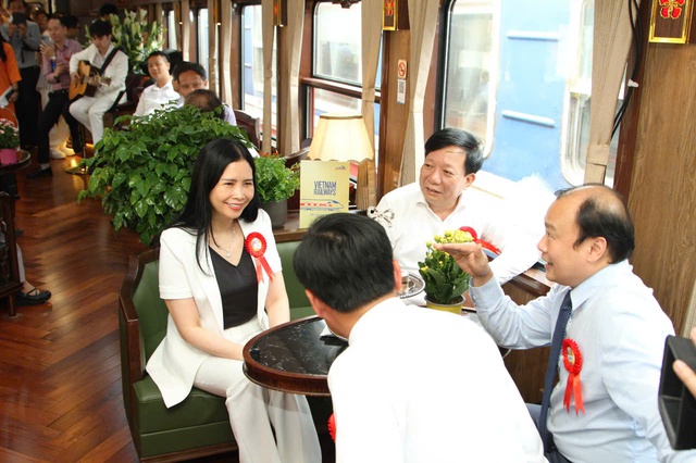 Người Hải Phòng đón ‘‘Tết’’ giữa tháng 05 rực trời hoa phượng đỏ- Ảnh 2. Người Hải Phòng đón ‘‘Tết’’ giữa tháng 05 rực trời hoa phượng đỏ- Ảnh 2.