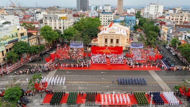 Người Hải Phòng đón ‘‘Tết’’ giữa tháng 05 rực trời hoa phượng đỏ- Ảnh 3. Người Hải Phòng đón ‘‘Tết’’ giữa tháng 05 rực trời hoa phượng đỏ- Ảnh 3.