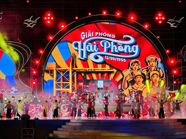 Người Hải Phòng đón ‘‘Tết’’ giữa tháng 05 rực trời hoa phượng đỏ- Ảnh 4. Người Hải Phòng đón ‘‘Tết’’ giữa tháng 05 rực trời hoa phượng đỏ- Ảnh 4.