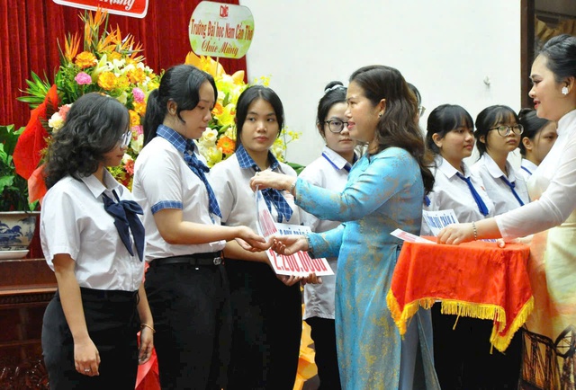 TP Cần Thơ vận động trên 8,2 tỷ đồng đóng góp Quỹ khuyến học, khuyến tài- Ảnh 1. TP Cần Thơ vận động trên 8,2 tỷ đồng đóng góp Quỹ khuyến học, khuyến tài- Ảnh 1.