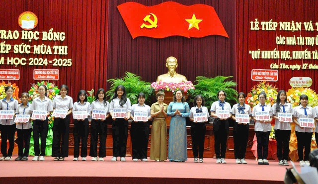 TP Cần Thơ vận động trên 8,2 tỷ đồng đóng góp Quỹ khuyến học, khuyến tài- Ảnh 4. TP Cần Thơ vận động trên 8,2 tỷ đồng đóng góp Quỹ khuyến học, khuyến tài- Ảnh 4.