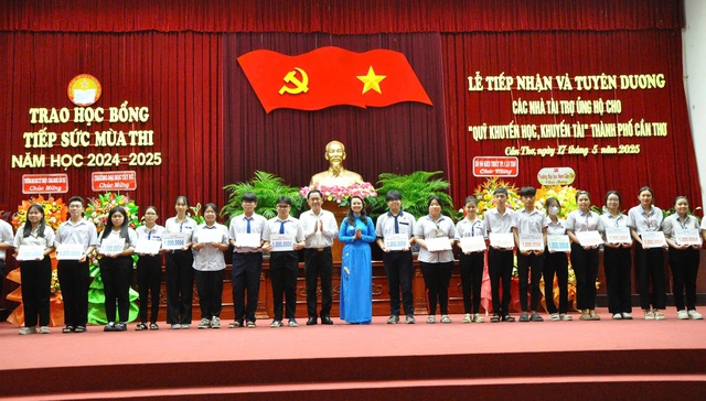 TP Cần Thơ vận động trên 8,2 tỷ đồng đóng góp Quỹ khuyến học, khuyến tài- Ảnh 5. TP Cần Thơ vận động trên 8,2 tỷ đồng đóng góp Quỹ khuyến học, khuyến tài- Ảnh 5.