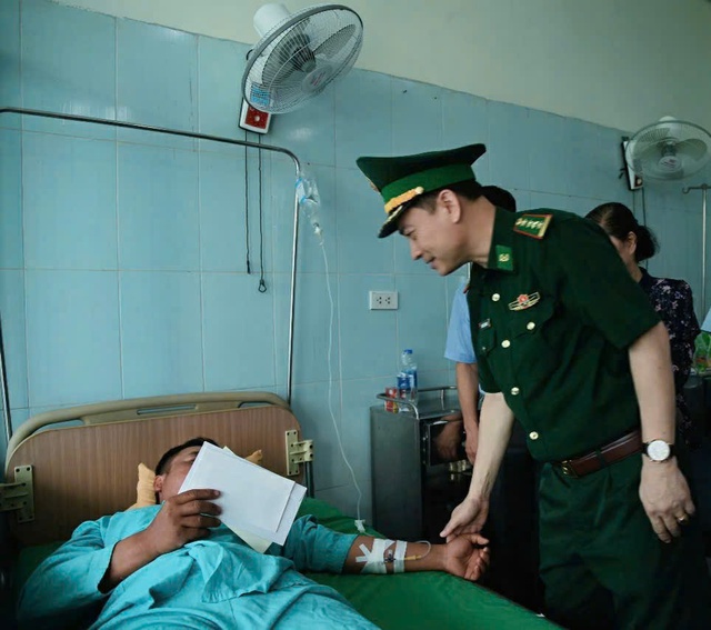 BĐBP tỉnh Lai Châu: Kịp thời cứu hộ, sẻ chia mất mát sau vụ sạt lở tại xã Sì Lờ Lầu- Ảnh 4. BĐBP tỉnh Lai Châu: Kịp thời cứu hộ, sẻ chia mất mát sau vụ sạt lở tại xã Sì Lờ Lầu- Ảnh 4.