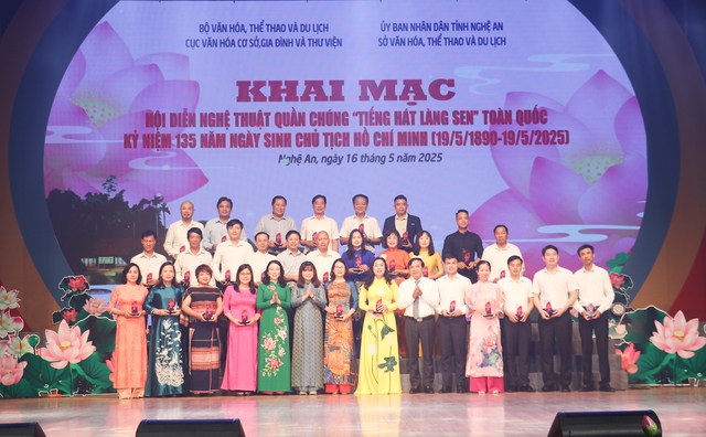 Khai mạc Hội diễn Nghệ thuật quần chúng “Tiếng hát Làng Sen” toàn quốc năm 2025- Ảnh 3. Khai mạc Hội diễn Nghệ thuật quần chúng “Tiếng hát Làng Sen” toàn quốc năm 2025- Ảnh 3.