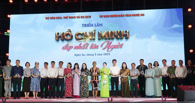 Nghệ An: Khai mạc triển lãm “Hồ Chí Minh đẹp nhất tên Người”- Ảnh 5. Nghệ An: Khai mạc triển lãm “Hồ Chí Minh đẹp nhất tên Người”- Ảnh 5.
