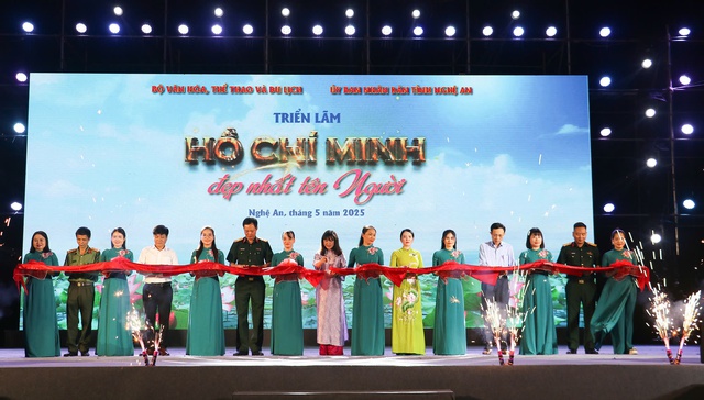 Nghệ An: Khai mạc triển lãm “Hồ Chí Minh đẹp nhất tên Người”- Ảnh 3. Nghệ An: Khai mạc triển lãm “Hồ Chí Minh đẹp nhất tên Người”- Ảnh 3.