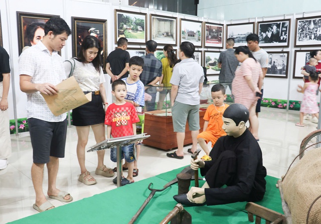 Nghệ An: Khai mạc triển lãm “Hồ Chí Minh đẹp nhất tên Người”- Ảnh 7. Nghệ An: Khai mạc triển lãm “Hồ Chí Minh đẹp nhất tên Người”- Ảnh 7.