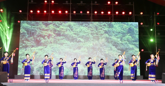 Nghệ An: Khai mạc triển lãm “Hồ Chí Minh đẹp nhất tên Người”- Ảnh 6. Nghệ An: Khai mạc triển lãm “Hồ Chí Minh đẹp nhất tên Người”- Ảnh 6.