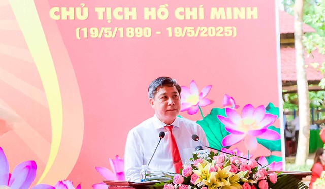 Hậu Giang: Báo công, dâng hoa viếng Bác nhân kỷ niệm 135 năm Ngày sinh Chủ tịch Hồ Chí Minh- Ảnh 1. Hậu Giang: Báo công, dâng hoa viếng Bác nhân kỷ niệm 135 năm Ngày sinh Chủ tịch Hồ Chí Minh- Ảnh 1.