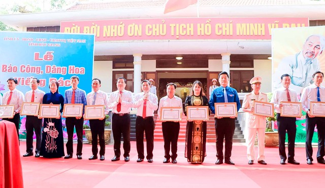 Hậu Giang: Báo công, dâng hoa viếng Bác nhân kỷ niệm 135 năm Ngày sinh Chủ tịch Hồ Chí Minh- Ảnh 3. Hậu Giang: Báo công, dâng hoa viếng Bác nhân kỷ niệm 135 năm Ngày sinh Chủ tịch Hồ Chí Minh- Ảnh 3.