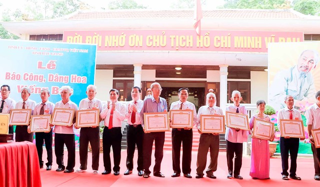 Hậu Giang: Báo công, dâng hoa viếng Bác nhân kỷ niệm 135 năm Ngày sinh Chủ tịch Hồ Chí Minh- Ảnh 2. Hậu Giang: Báo công, dâng hoa viếng Bác nhân kỷ niệm 135 năm Ngày sinh Chủ tịch Hồ Chí Minh- Ảnh 2.