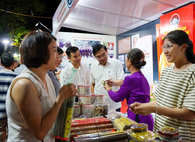 Hà Tĩnh tham gia nhiều hoạt động góp phần lan tỏa Lễ hội Làng Sen 2025- Ảnh 4. Hà Tĩnh tham gia nhiều hoạt động góp phần lan tỏa Lễ hội Làng Sen 2025- Ảnh 4.