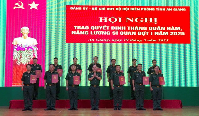 BĐBP tỉnh An Giang: Trao quyết định thăng quân hàm, nâng lương Sĩ quan- Ảnh 1. BĐBP tỉnh An Giang: Trao quyết định thăng quân hàm, nâng lương Sĩ quan- Ảnh 1.
