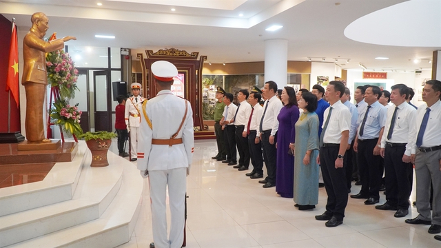 TP Huế: Dâng hoa kỷ niệm 135 năm ngày sinh của Chủ tịch Hồ Chí Minh (19/5/1890-19/5/2025)- Ảnh 1. TP Huế: Dâng hoa kỷ niệm 135 năm ngày sinh của Chủ tịch Hồ Chí Minh (19/5/1890-19/5/2025)- Ảnh 1.