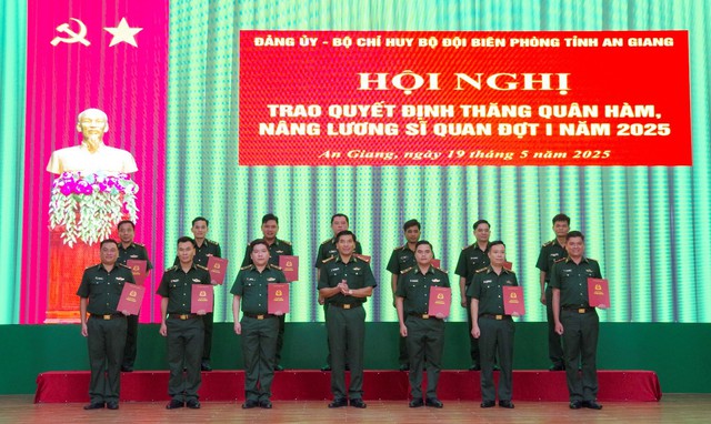 BĐBP tỉnh An Giang: Trao quyết định thăng quân hàm, nâng lương Sĩ quan- Ảnh 2. BĐBP tỉnh An Giang: Trao quyết định thăng quân hàm, nâng lương Sĩ quan- Ảnh 2.