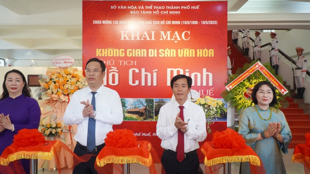 TP Huế: Dâng hoa kỷ niệm 135 năm ngày sinh của Chủ tịch Hồ Chí Minh (19/5/1890-19/5/2025)- Ảnh 2. TP Huế: Dâng hoa kỷ niệm 135 năm ngày sinh của Chủ tịch Hồ Chí Minh (19/5/1890-19/5/2025)- Ảnh 2.