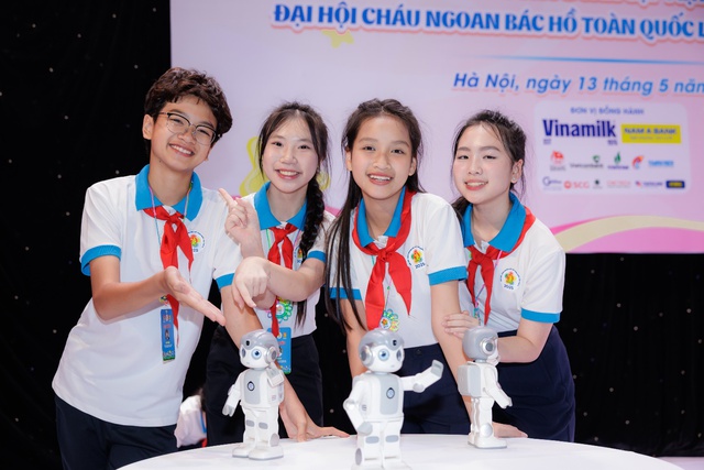 Vinamilk cùng thiếu nhi Cháu ngoan Bác Hồ hướng đến kỷ niệm 135 năm Ngày sinh nhật Bác- Ảnh 3. Vinamilk cùng thiếu nhi Cháu ngoan Bác Hồ hướng đến kỷ niệm 135 năm Ngày sinh nhật Bác- Ảnh 3.