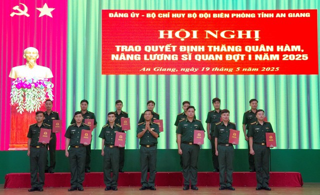 BĐBP tỉnh An Giang: Trao quyết định thăng quân hàm, nâng lương Sĩ quan- Ảnh 3. BĐBP tỉnh An Giang: Trao quyết định thăng quân hàm, nâng lương Sĩ quan- Ảnh 3.