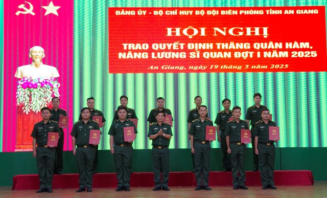 BĐBP tỉnh An Giang: Trao quyết định thăng quân hàm, nâng lương Sĩ quan- Ảnh 4. BĐBP tỉnh An Giang: Trao quyết định thăng quân hàm, nâng lương Sĩ quan- Ảnh 4.