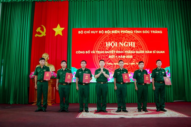 BĐBP Sóc Trăng trao quyết định thăng quân hàm sĩ quan- Ảnh 2. BĐBP Sóc Trăng trao quyết định thăng quân hàm sĩ quan- Ảnh 2.