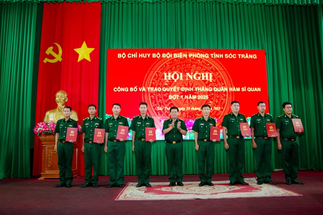 BĐBP Sóc Trăng trao quyết định thăng quân hàm sĩ quan- Ảnh 3. BĐBP Sóc Trăng trao quyết định thăng quân hàm sĩ quan- Ảnh 3.