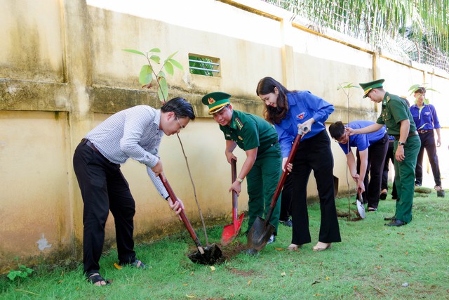BĐBP Sóc Trăng: Nhiều hoạt động ý nghĩa nhân kỷ niệm 135 năm Ngày sinh Chủ tịch Hồ Chí Minh- Ảnh 3. BĐBP Sóc Trăng: Nhiều hoạt động ý nghĩa nhân kỷ niệm 135 năm Ngày sinh Chủ tịch Hồ Chí Minh- Ảnh 3.