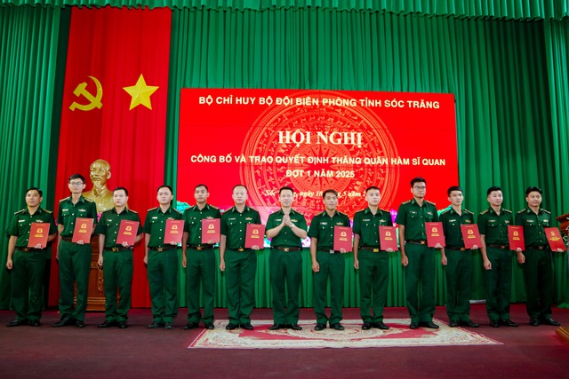 BĐBP Sóc Trăng trao quyết định thăng quân hàm sĩ quan- Ảnh 4. BĐBP Sóc Trăng trao quyết định thăng quân hàm sĩ quan- Ảnh 4.