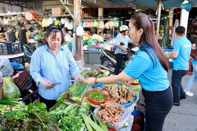 TP. Thủ Đức: Ra quân hưởng ứng tháng vận động triển khai BHXH toàn dân- Ảnh 2. TP. Thủ Đức: Ra quân hưởng ứng tháng vận động triển khai BHXH toàn dân- Ảnh 2.