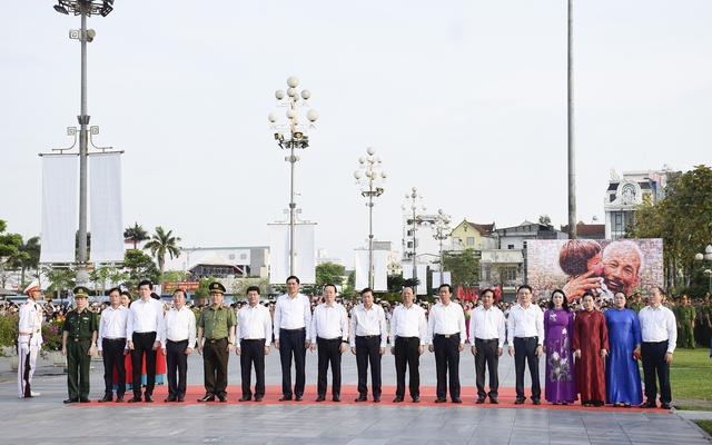 Nghệ An: Tổ chức Lễ chào cờ và bay Đại kỳ Tổ quốc
kỷ niệm 135 năm Ngày sinh Chủ tịch Hồ Chí Minh- Ảnh 1. Nghệ An: Tổ chức Lễ chào cờ và bay Đại kỳ Tổ quốc
kỷ niệm 135 năm Ngày sinh Chủ tịch Hồ Chí Minh- Ảnh 1.